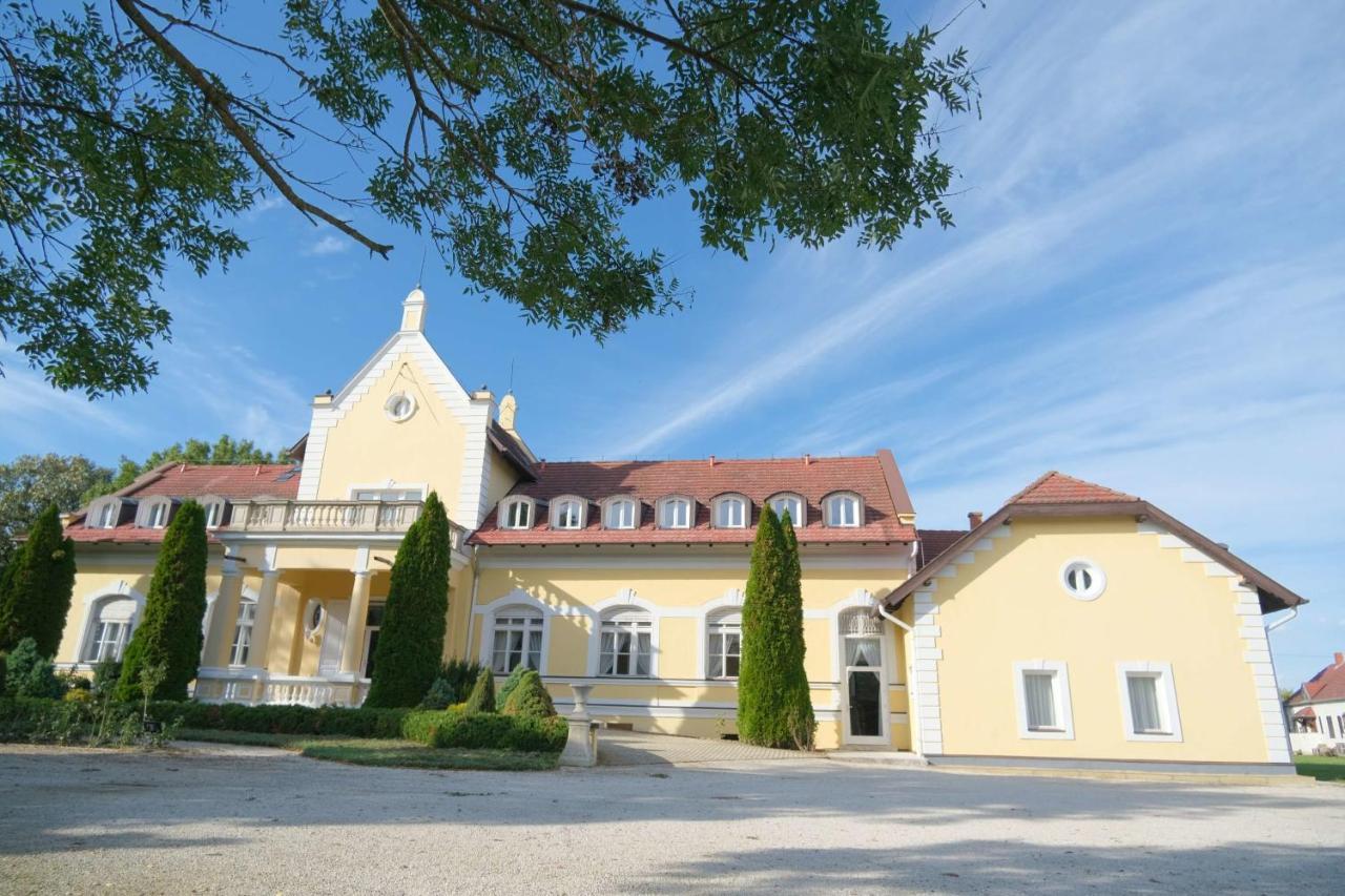 Rosenberg Kuria Bed & Breakfast Taplanszentkereszt Exterior photo