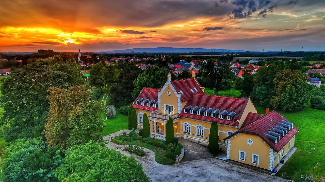 Rosenberg Kuria Bed & Breakfast Taplanszentkereszt Exterior photo
